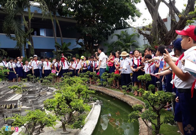 Kids on an excursion visiting the park